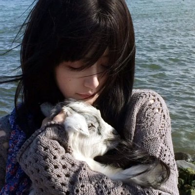 照片中的女孩